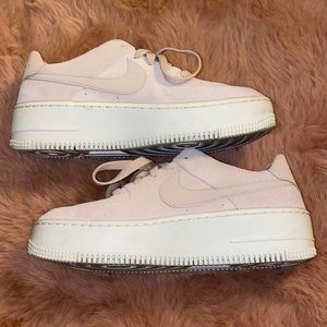 Hi! Selling these AF 1 Sage Low, they’ve been worn a total of 5 times.